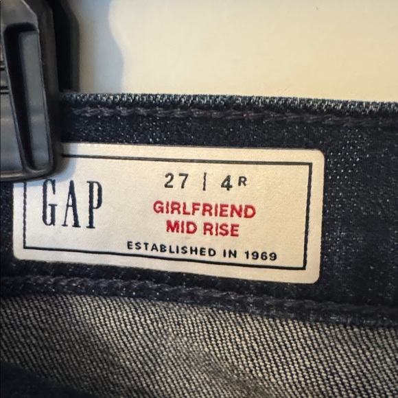 GAP Mid Rise Girlfriend Jeans from this season! Sz 4/27 LIKE NEW - Picture 3 of 4
